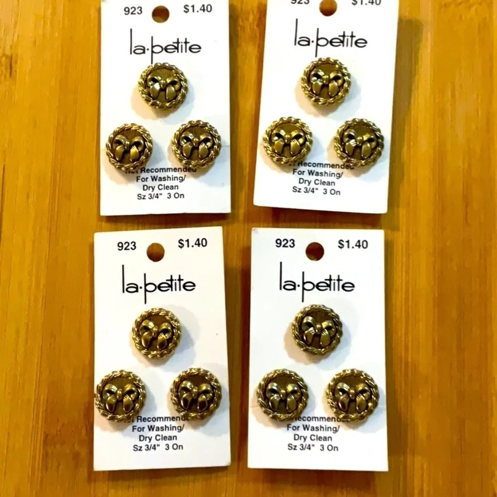La.petite Buttons 4 Cards 12 Buttons Antique Gold 3/4” Bow in Circle